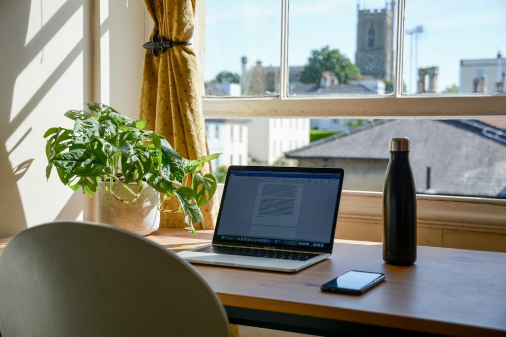 Scrivania di casa con computer portatile, postazione tipica dello smart working