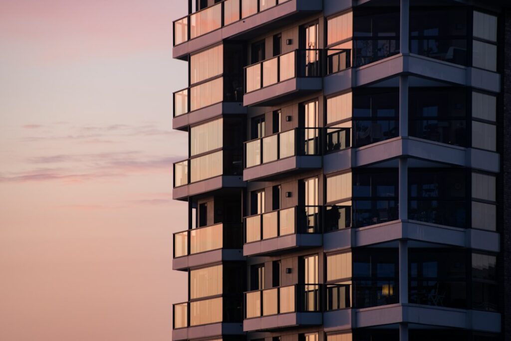 Facciata di un moderno edificio condominiale con balconi vetrati, immobile gestito da un amministratore di condominio
