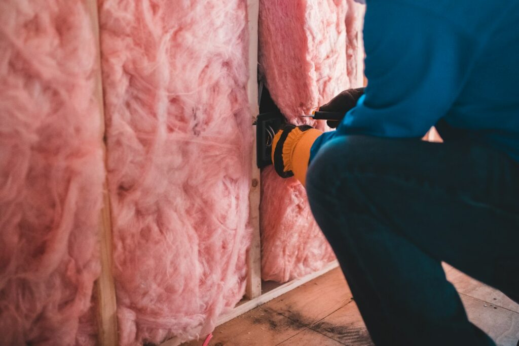 Lana di vetro installata in una parete, materiale isolante appartenente alle fibre artificiali vetrose