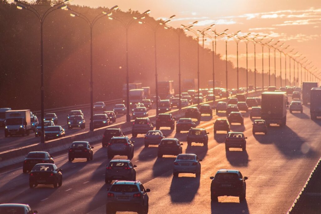 Traffico intenso su un'autostrada a più corsie, tra le principali fonti di inquinamento acustico