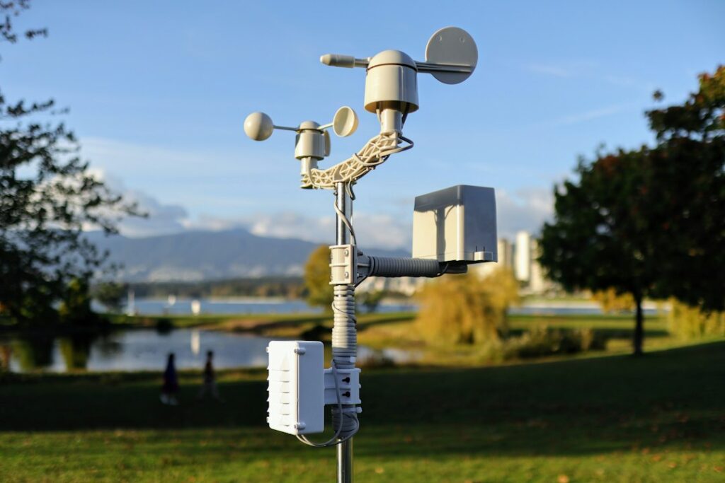 Stazione di rilevamento climatico installata in un prato, strumentazione tipica di un pacchetto di monitoraggio ambientale