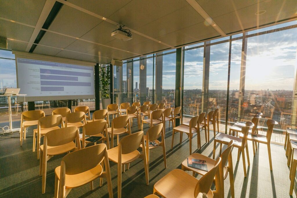 Aula con tavoli e sedie in legno disposti per le lezioni, pronta ad accogliere l offerta formativa sulla sicurezza