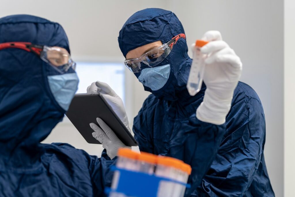 Tecnici di laboratorio che esaminano una provetta durante analisi ambientali