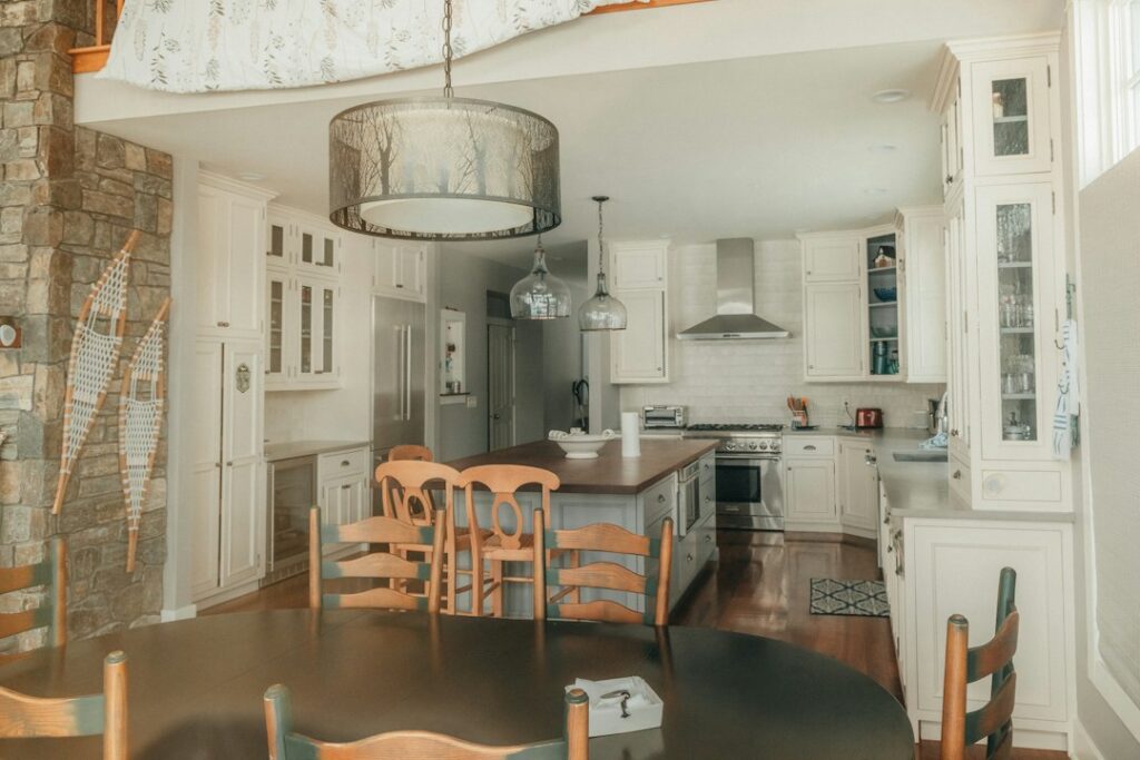 Cucina di casa con piano di lavoro ed elettrodomestici, uno degli ambienti abitativi dove i rischi non vanno sottovalutati