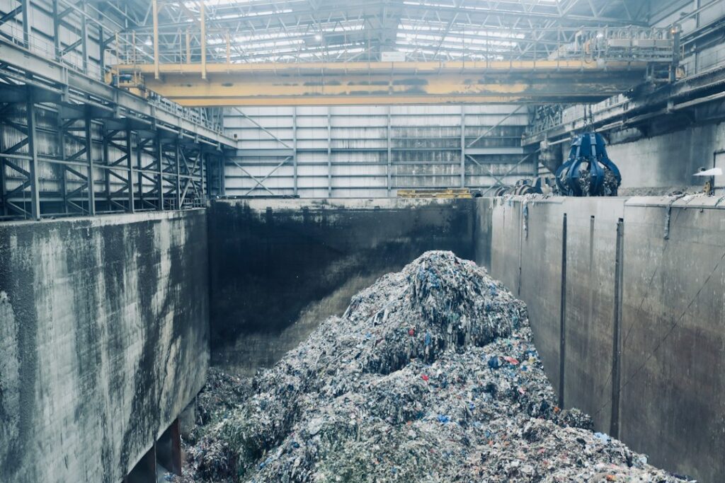 Area di stoccaggio di un impianto industriale di trattamento rifiuti, riferimento alla gestione dei rifiuti speciali per le imprese