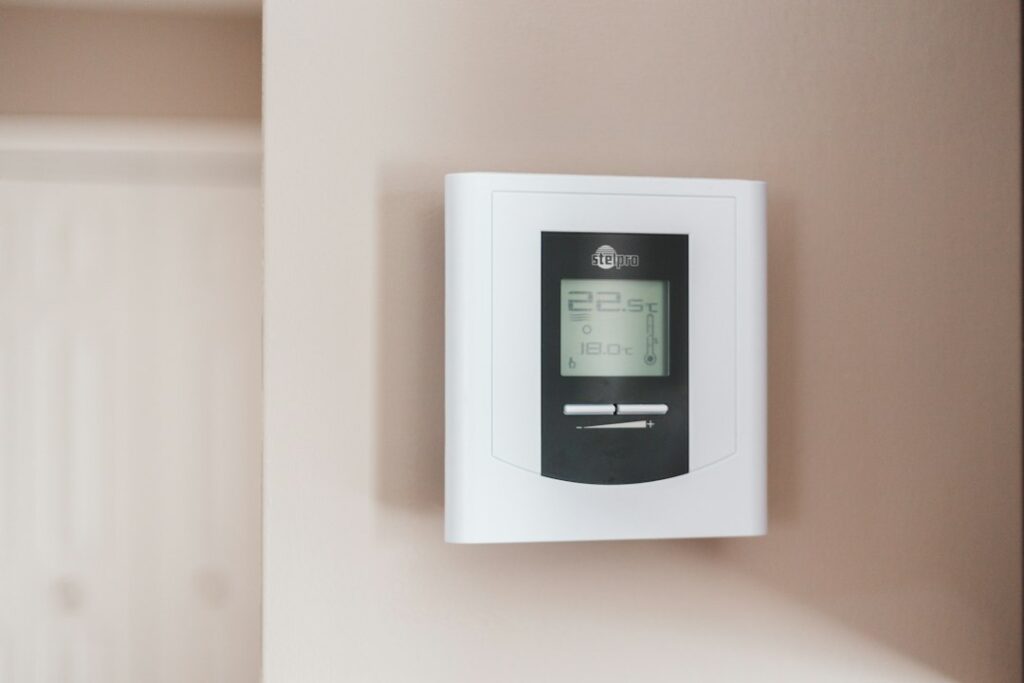 Termostato a parete con temperatura in gradi Celsius per il controllo del microclima negli ambienti di lavoro
