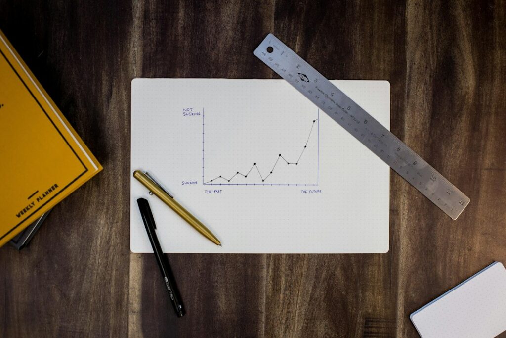 Documenti cartacei con grafici e tabelle sfogliati su una scrivania, materiale di lavoro del risk assessment e dell autovalutazione dei rischi