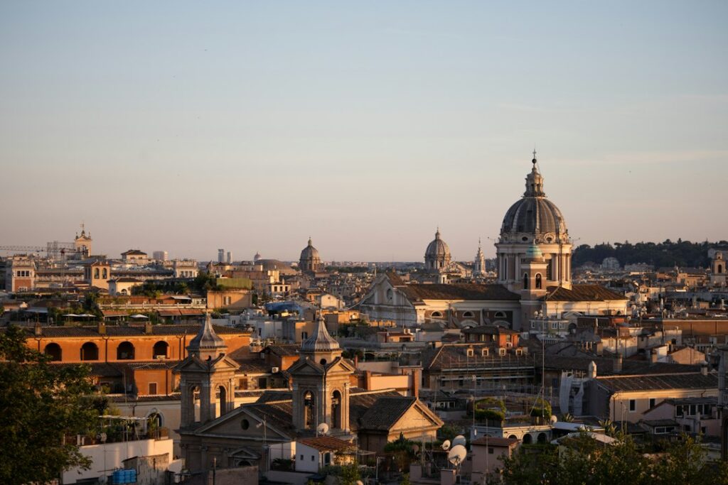 Veduta dall'alto delle cupole e dei campanili di Roma al tramonto, citta in cui opera il consulente per la sicurezza sul lavoro