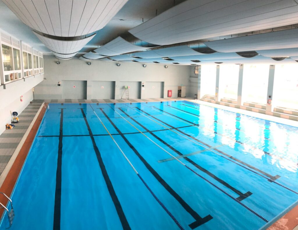 Vasca di una piscina coperta in un impianto sportivo, ambiente a rischio di legionella nei centri sportivi