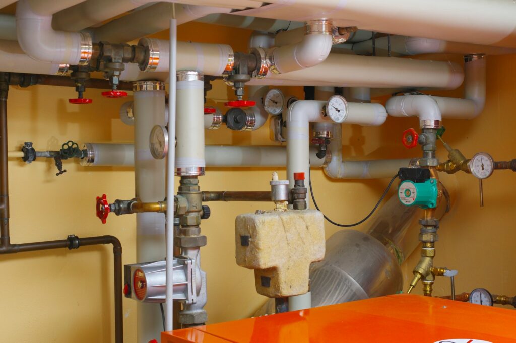 Locale tecnico con tubazioni e valvole di un impianto idrico, punto critico per il rischio legionella