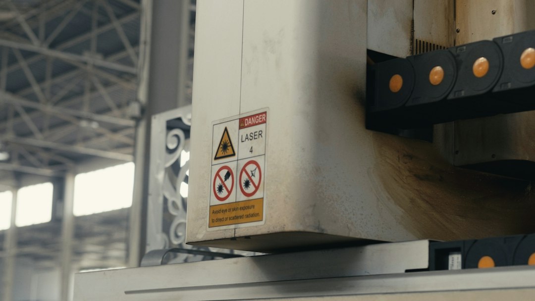 Segnaletica di avvertimento su un macchinario industriale a indicare gli obblighi di sicurezza