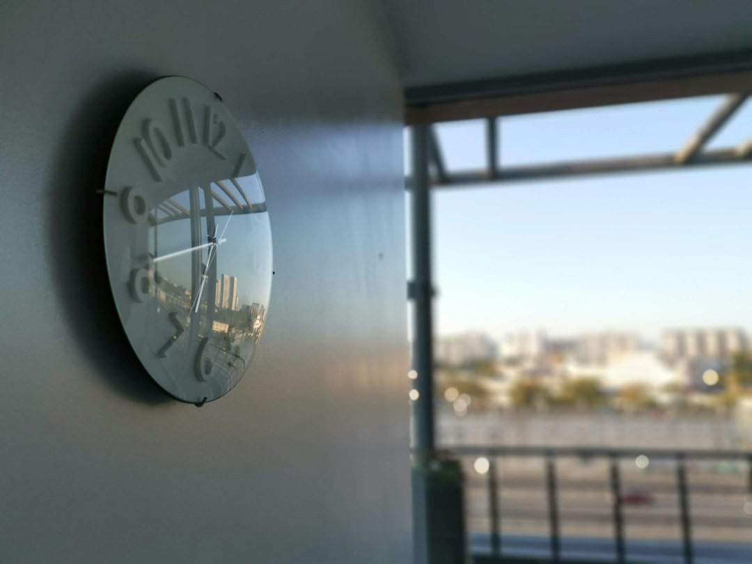 Orologio appeso alla parete di un ufficio a fine giornata lavorativa, immagine del tempo di lavoro legato a stress e rischi psicosociali