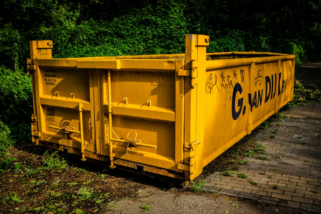 Container metallico giallo per il conferimento dei rifiuti da cantiere, fase dello smaltimento dell'amianto