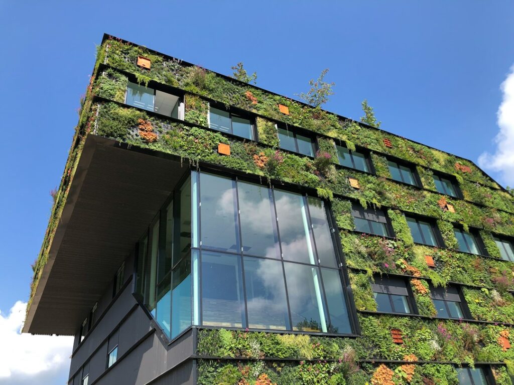 Facciata di un edificio con piante integrate dentro e fuori, immagine della sostenibilita e del rating ESG d'impresa