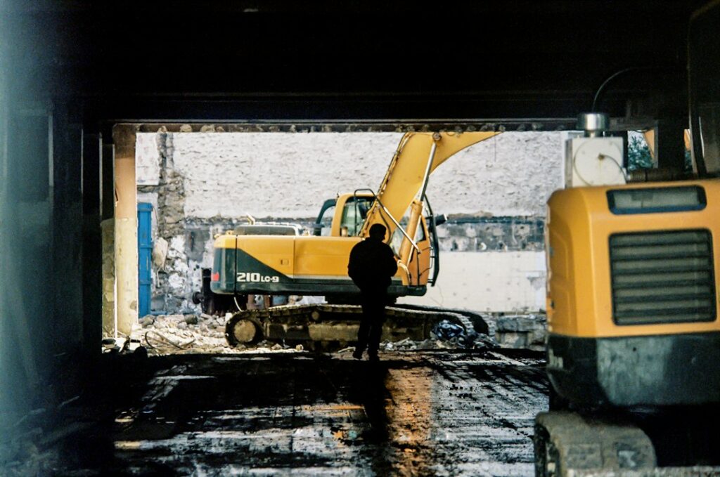 Operai al lavoro in un cantiere di ristrutturazione, contesto della tutela dei lavoratori esposti all'amianto