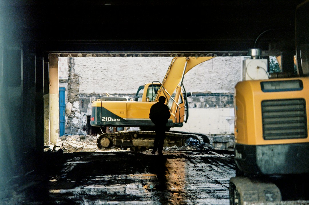 Operai al lavoro in un cantiere di ristrutturazione, contesto della tutela dei lavoratori esposti all'amianto